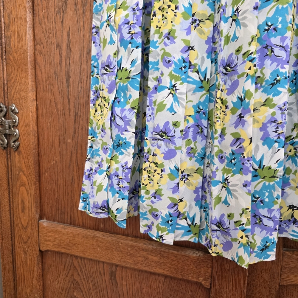 VINTAGE | Floral Pleated Midi Skirt - Waist 17-23 inches - Picture 4 of 5